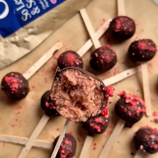 No-Bake Strawberry Protein Cake Pops